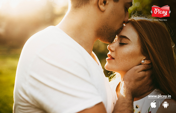 Kiss on the forehead Pose